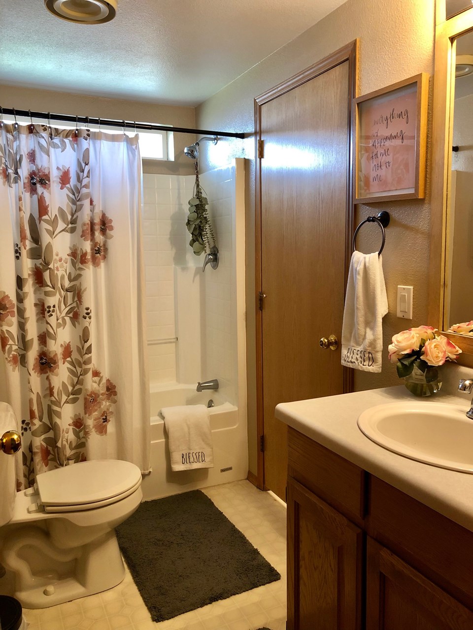 main full size bathroom with entrance from laundry room & 2nd entrance from hallway